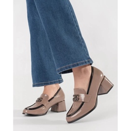 Tacones topo con un adorno beige 1