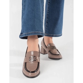 Tacones topo con un adorno beige 2