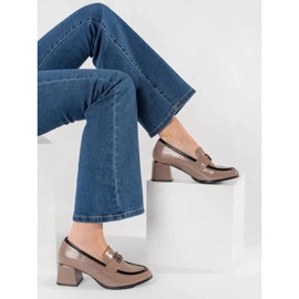 Tacones topo con un adorno beige 3