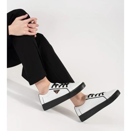 Goodin Zapatillas blancas y negras de cuero en una suela gruesa blanco 1