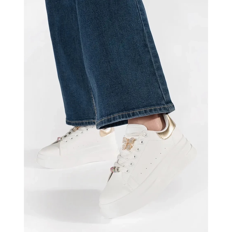 Zapatillas blancas en la plataforma con pin blanco 1