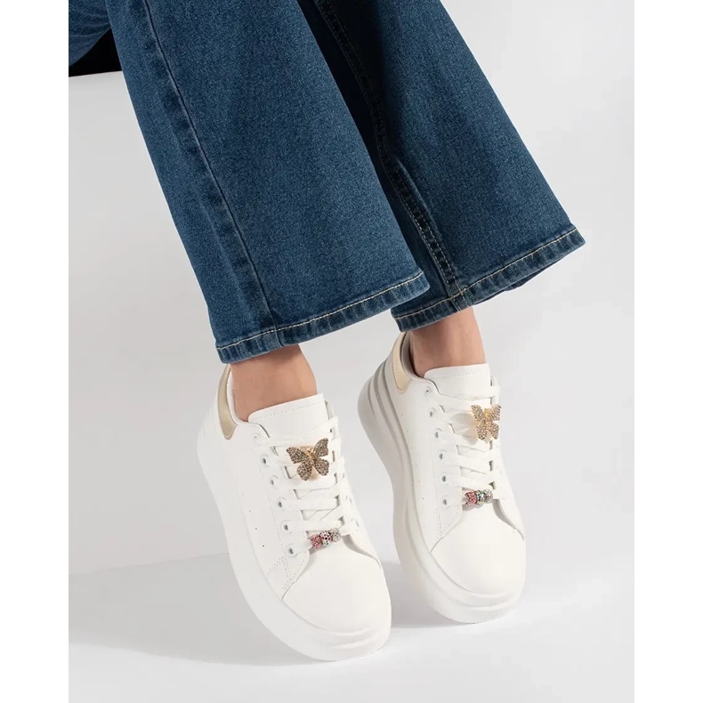 Zapatillas blancas en la plataforma con pin blanco 2