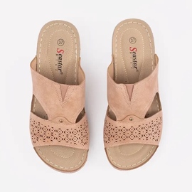 Zapatillas en una cuña baja en polvo rosa rosado 3