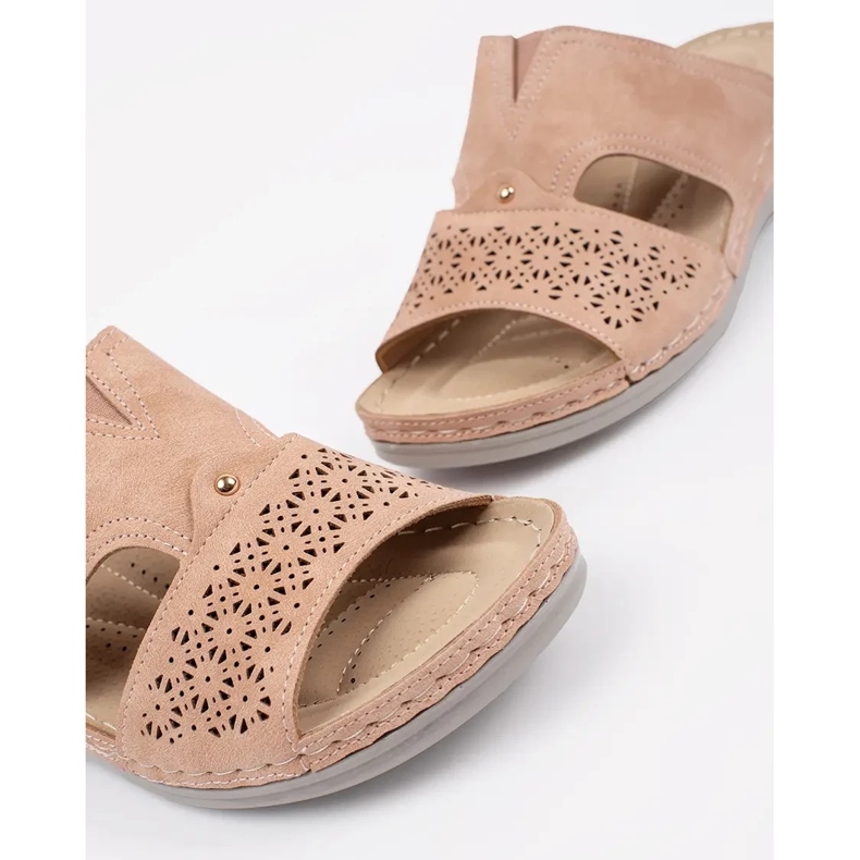 Zapatillas en una cuña baja en polvo rosa rosado 1