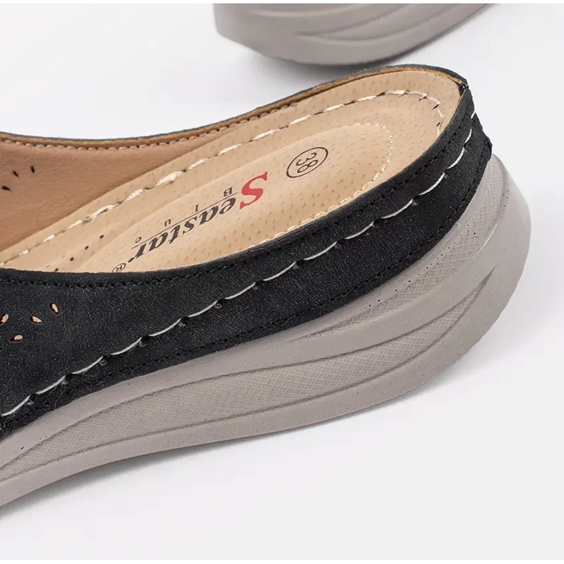 Zapatillas de mujer negra en una suela gruesa negro 1