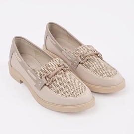 Goodin Mocasines beige ligeros con un inserto de cuero decorado con una cadena 2