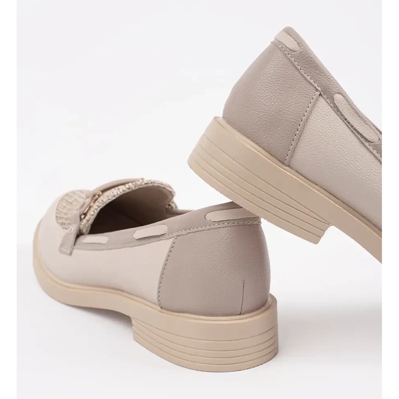 Goodin Mocasines beige ligeros con un inserto de cuero decorado con una cadena 1 Goodin Mocasines beige ligeros con un inserto de cuero decorado con una cadena 1