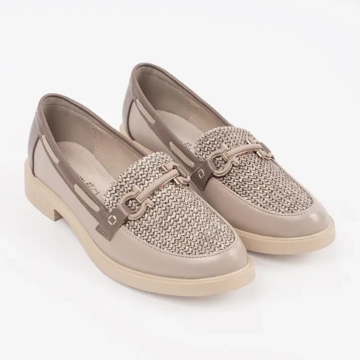 Goodin Mocasines beige con un inserto de cuero decorado con una cadena 1