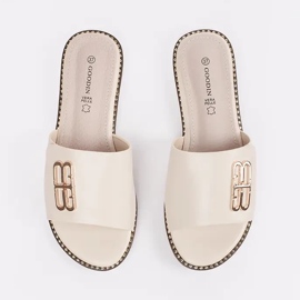 Goodin Light -Beige Femen's Flaps en una suela plana con un adorno 2