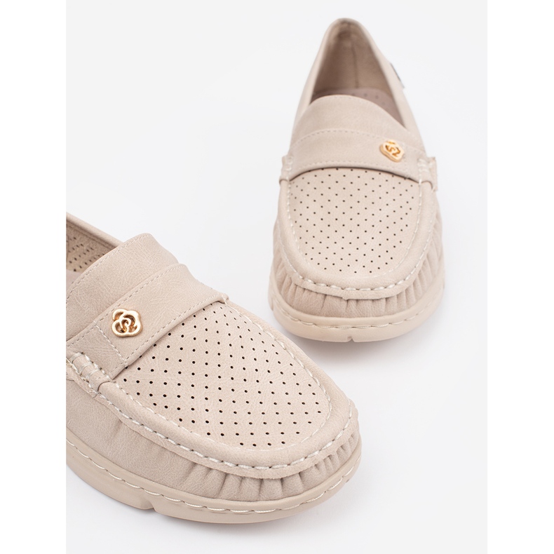 Goodin Light -Beige Openwork Loafers con un elemento dorado 1