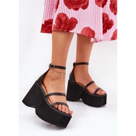 Sandalias de mujeres en una plataforma masiva y cuñas negras negro 2