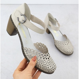 Sandalias de cuero para mujeres en el Rieker 40902-60 Beige Post 1