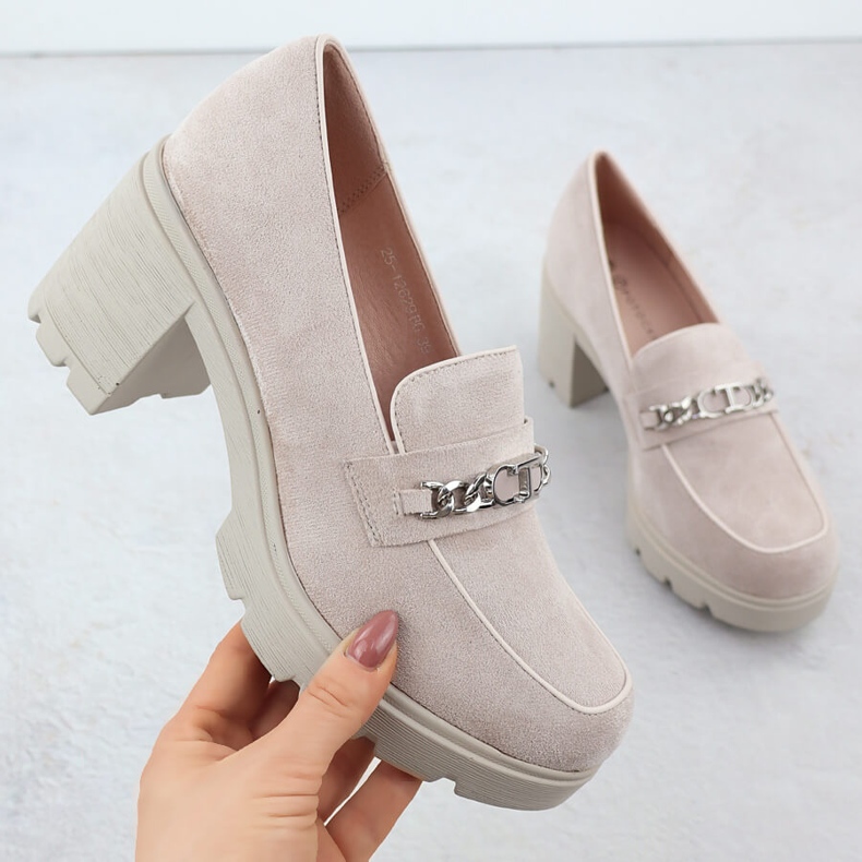 Zapatos para mujeres con gamuza beige potocki sz12629 con una cadena 1