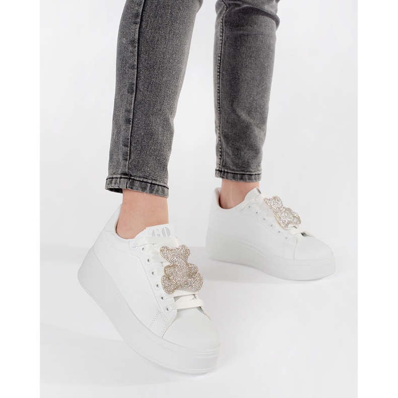 Zapatillas blancas en una plataforma de ositos de peluche blanco 2 Zapatillas blancas en una plataforma de ositos de peluche blanco 2