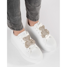 Zapatillas blancas en una plataforma de ositos de peluche blanco 1 Zapatillas blancas en una plataforma de ositos de peluche blanco 1