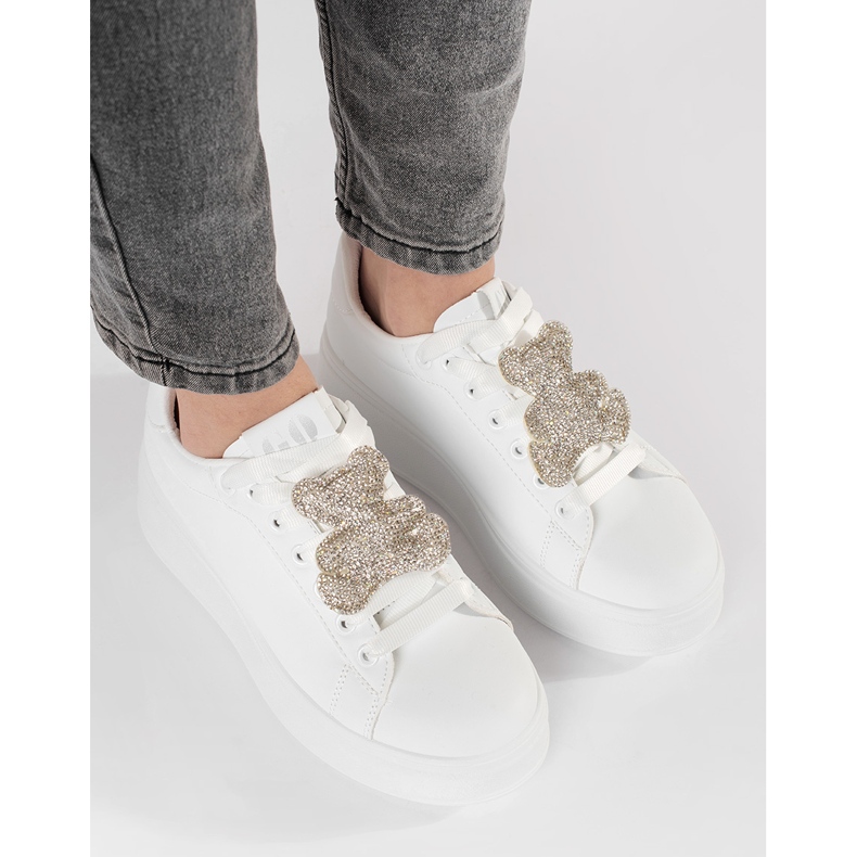 Zapatillas blancas en una plataforma de ositos de peluche blanco 1 Zapatillas blancas en una plataforma de ositos de peluche blanco 1