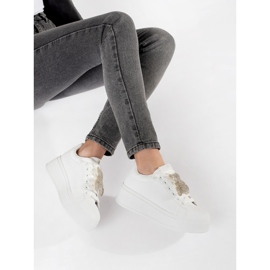 Zapatillas blancas en una plataforma de ositos de peluche blanco 3