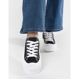 Zapatillas blancas y negras con suela gruesa. negro 2