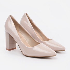 Goodin Bombas lacadas beige en el pilar 3