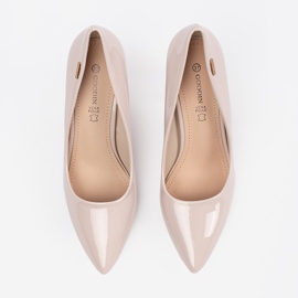 Goodin Bombas lacadas beige en el pilar 4