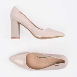 Goodin Bombas lacadas beige en el pilar 5