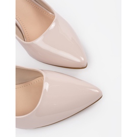 Goodin Bombas lacadas beige en el pilar 2