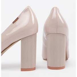 Goodin Bombas lacadas beige en el pilar 1