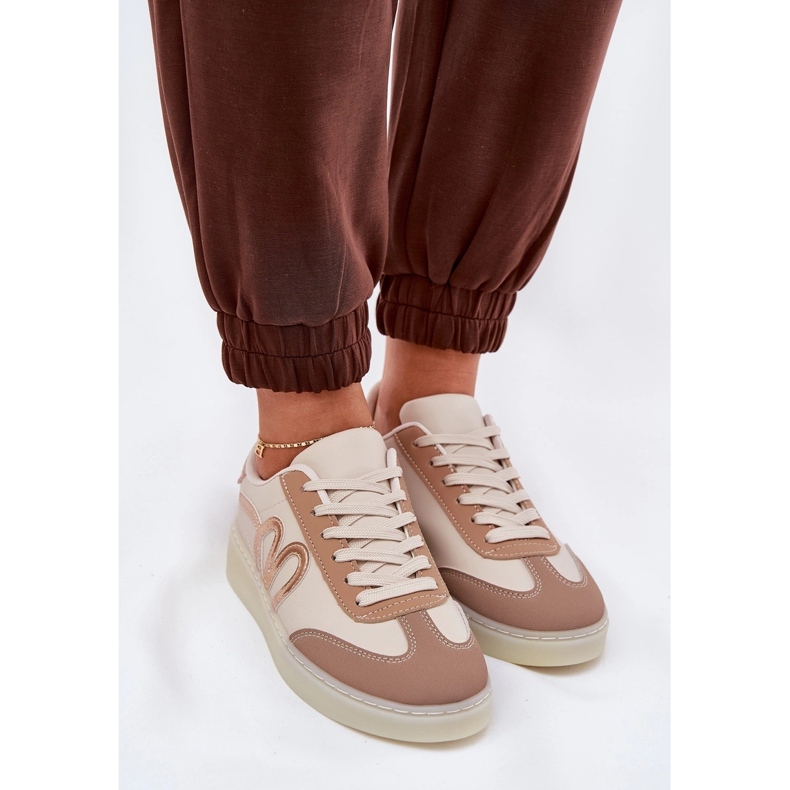 Zapatos deportivos bajos para mujeres con beige de cuero ecológico 1