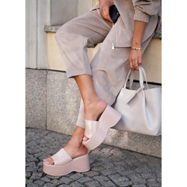 Zapatillas de mujer pintadas en la plataforma y cuñas beige 11