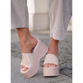 Zapatillas de mujer pintadas en la plataforma y cuñas beige 2