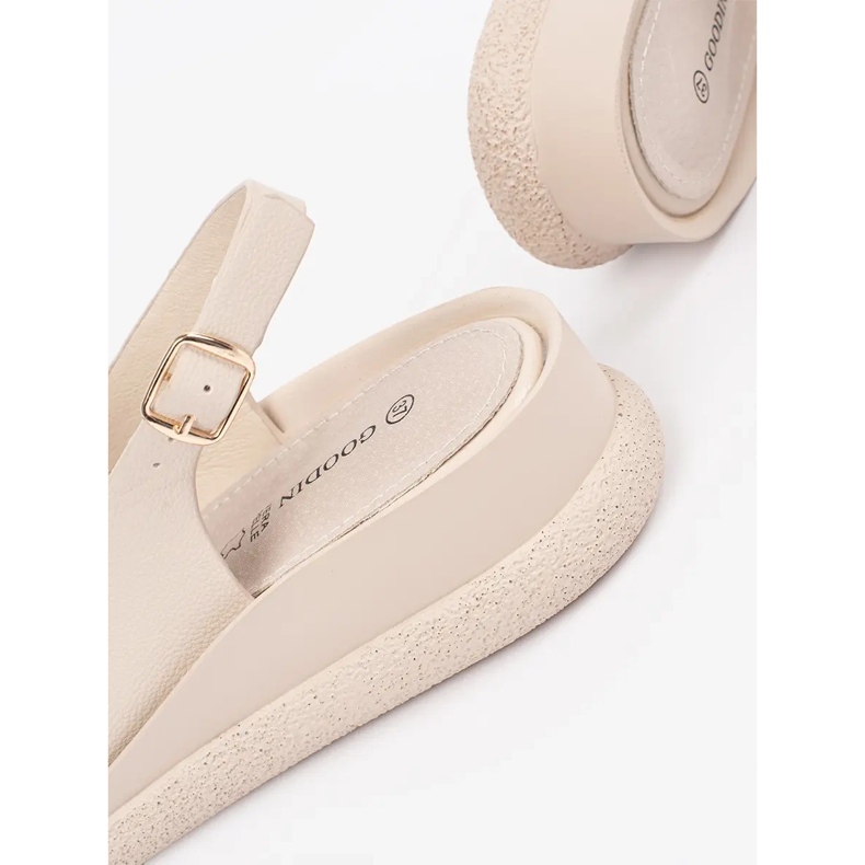 Goodin Sandalias planas beige con un adorno 1