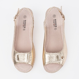 Goodin Sandalias de oro en una cuña baja dorado 2
