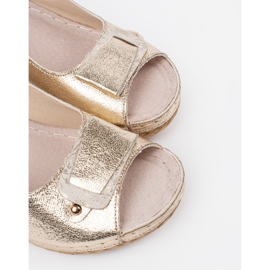 Goodin Sandalias de oro en una cuña baja dorado 4