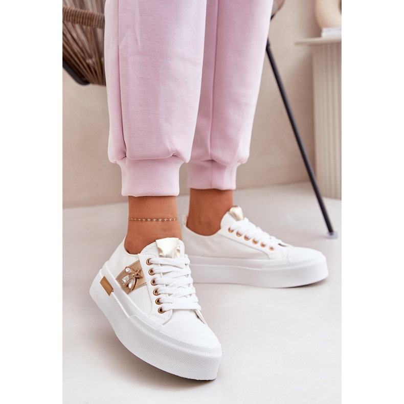 Zapatillas de deporte para mujeres en la plataforma con un detalle decorativo blanco 2