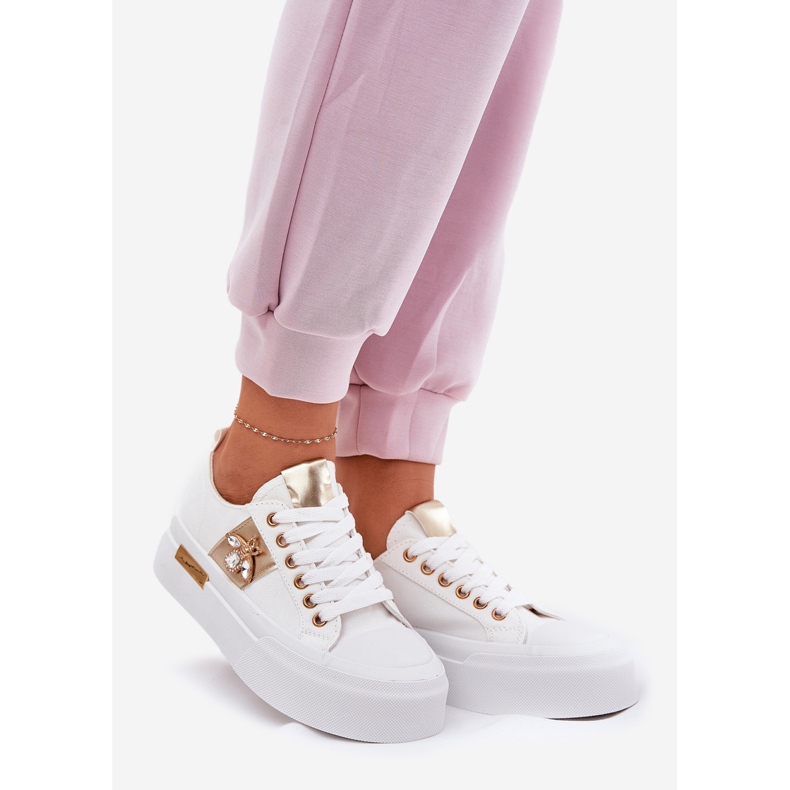 Zapatillas de deporte para mujeres en la plataforma con un detalle decorativo blanco 1