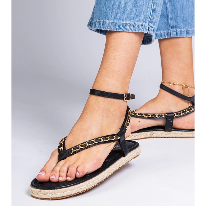 Sandalias negras decoradas con una cadena negro 1