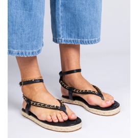 Sandalias negras decoradas con una cadena negro 2