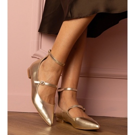 Bombas de oro con tacones planos con hebillas dorado 4