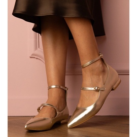 Bombas de oro con tacones planos con hebillas dorado 1