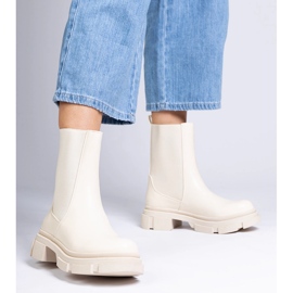 Botines beige con parte superior flexible. 1