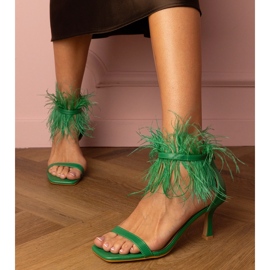 Sandalias verdes en un alfiler con plumas 1 Sandalias verdes en un alfiler con plumas 1