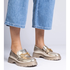 Mocasines elegantes dorados con decoración 1