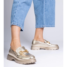 Mocasines elegantes dorados con decoración 2