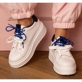 Zapatillas deportivas blancas en la plataforma blanco 1