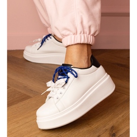 Zapatillas deportivas blancas en la plataforma blanco 2