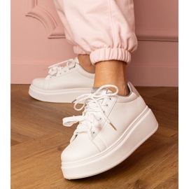 Zapatillas deportivas blancas y plateadas en la plataforma blanco 2