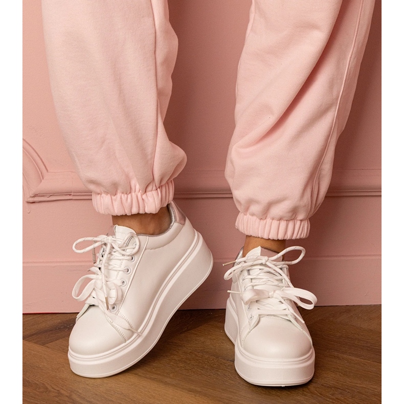 Zapatillas deportivas blancas y plateadas en la plataforma blanco 1 Zapatillas deportivas blancas y plateadas en la plataforma blanco 1