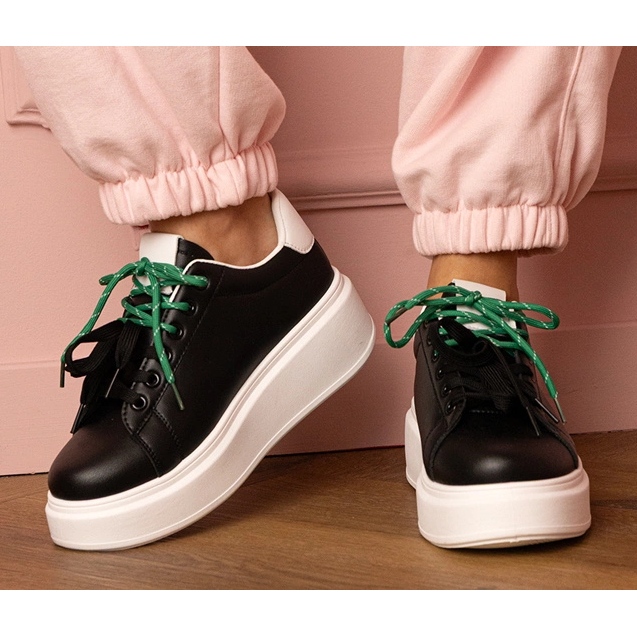 Zapatillas deportivas negras en la plataforma negro 1