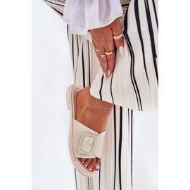 S.Barski Flip de cuero para mujeres con una hebilla de beige SJ2302-01 de D&amp;A 5