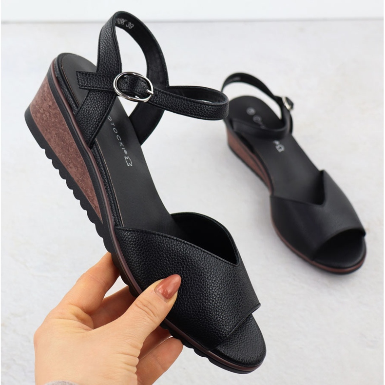 Sandalias de mujeres sobre cuñas Black Potocki 12624 negro 1